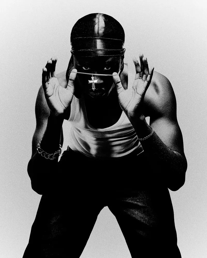 Dynamisches Schwarz-Weiß-Portrait von Brandon Nashington mit Durag, Editorial-Fotografie von Mert Sahin