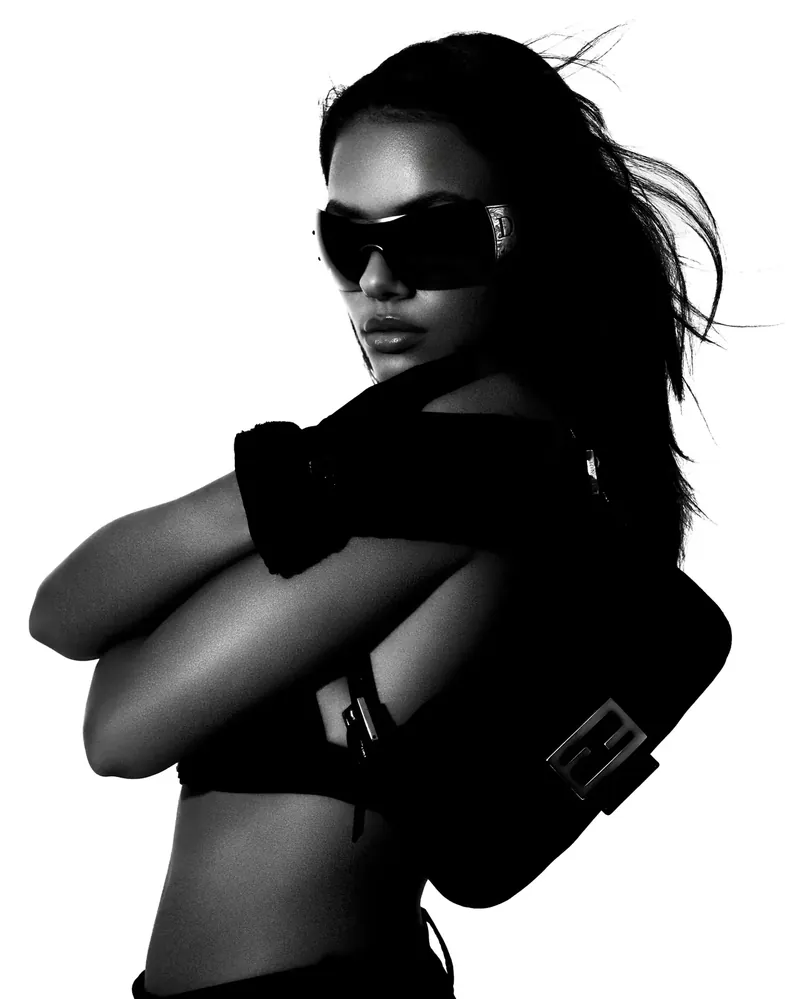 Kerstin Iglesias im Fendi-Look, High-Key-Kampagnenportrait von Fotograf Mert Sahin